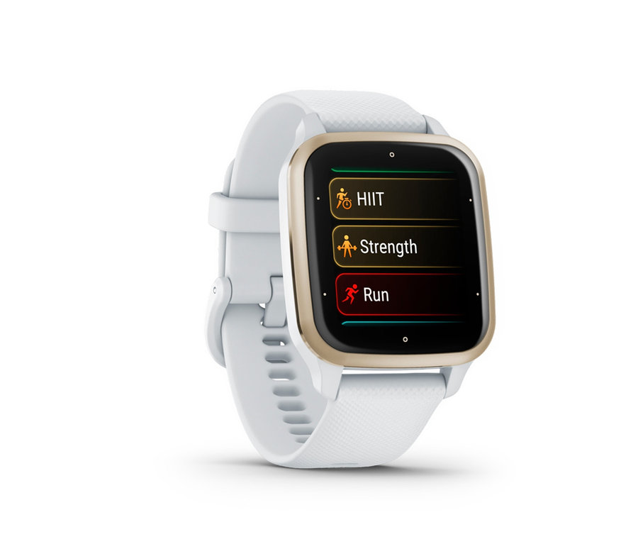 Nahaufnahme einer goldenen GARMIN Venu SQ2 mit weißem Armband, das Display zeigt die Trainingsoptionen HIIT, Krafttraining und Laufen.