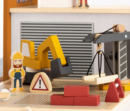 Pinolino Spielwelt »Baustelle Gustav« Holzspielzeug mit Arbeiterfigur, gelbem Bagger, Kran und roten Ziegeln.