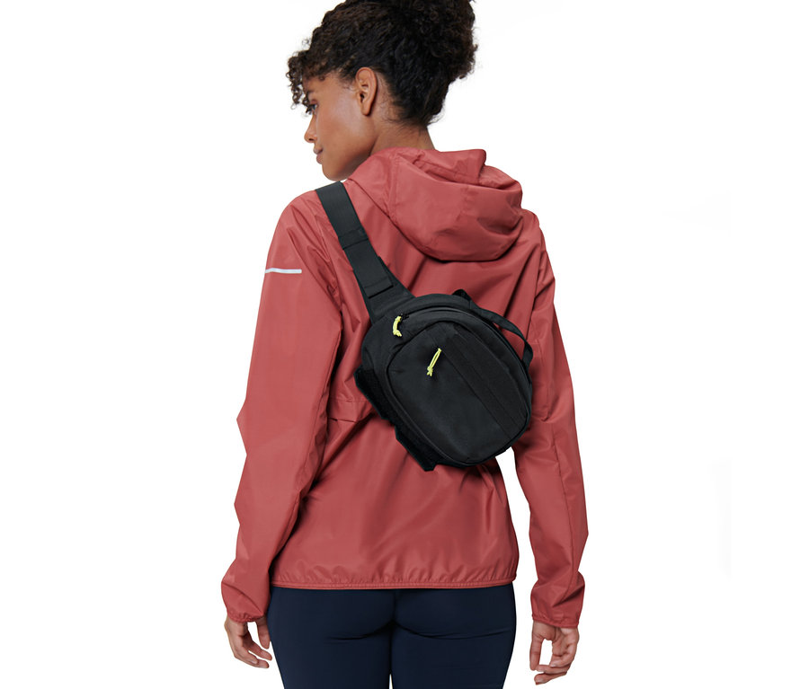 Frau trägt eine 2-in-1-Lenkertasche.