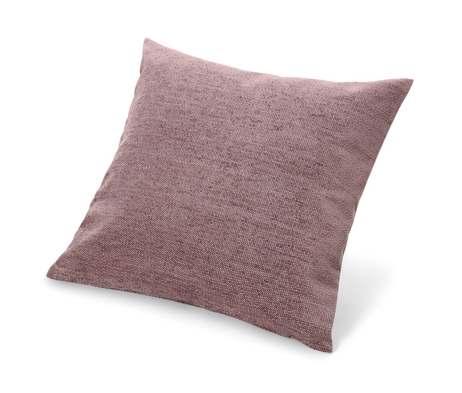 Ein lila rechteckiges Kissen liegt auf einem weißen Hintergrund.