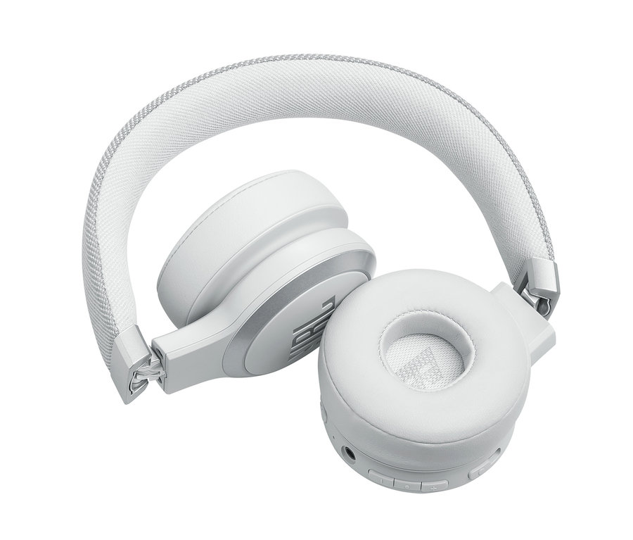 Detailaufnahme der weißen JBL »Live 670 NC« On Ear Kopfhörer.