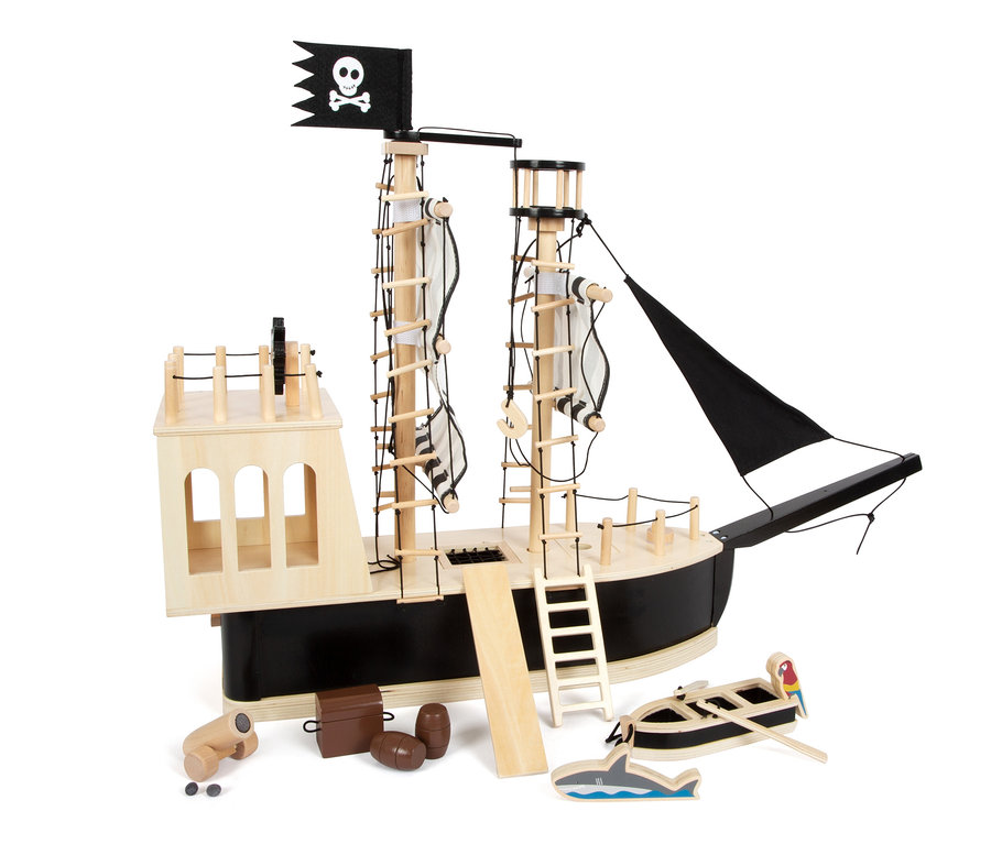 Ein hölzernes Piratenschiff "small foot Piratenschiff" mit schwarzer Flagge mit Totenkopf, Leitern, Fässern, einem Boot und einem Hai auf weißem Hintergrund.