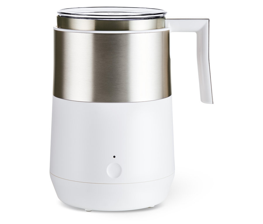 Ein cremeweißer Induktions-Milchaufschäumer mit einem Oberteil aus Edelstahl und einem weißen Griff.