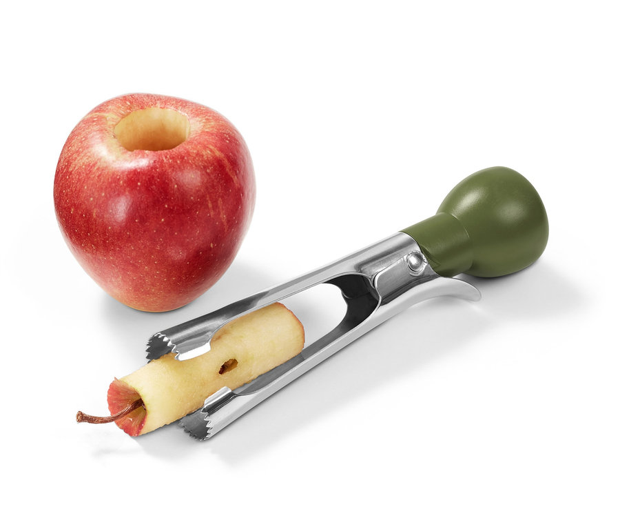 Apfelentkerner mit entferntem Kern neben einem roten Apfel, aus dem der Kern entfernt wurde.