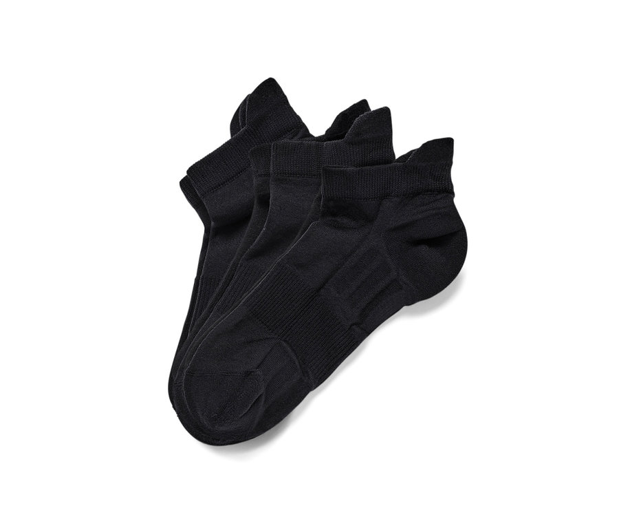 Drei Paar schwarze Profi-Laufsocken.