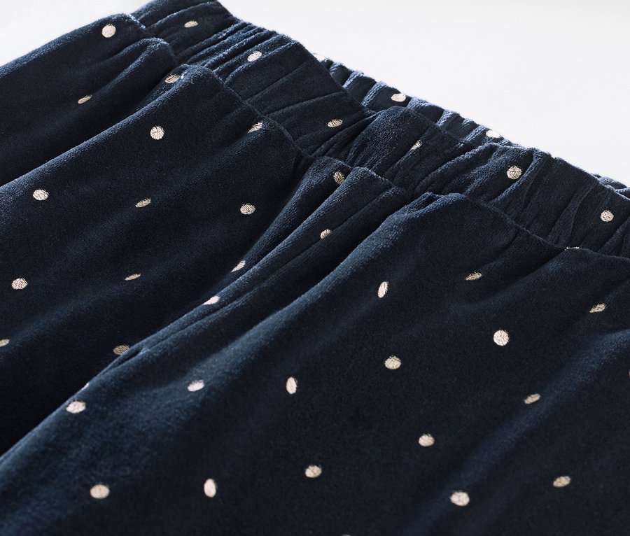 Detailaufnahme einer blauen Nicki-Pyjamahose mit weißen Punkten und elastischem Bund.