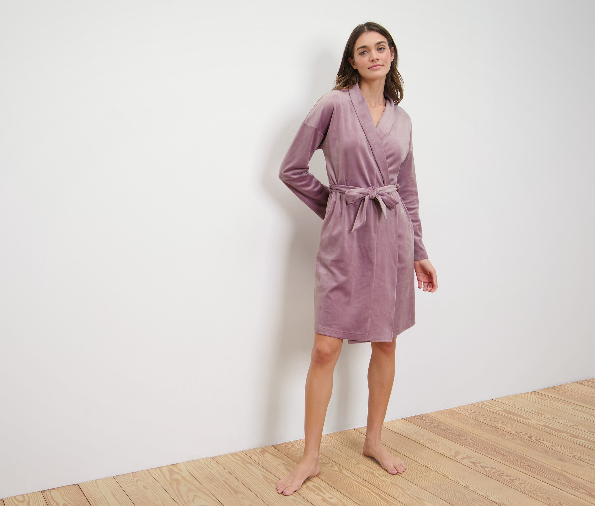 Frau trägt einen Nicki-Morgenmantel.