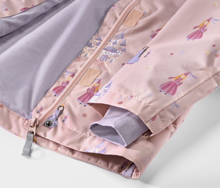 Detailaufnahme einer Kinder-Regenjacke mit Prinzessin-Motiv.