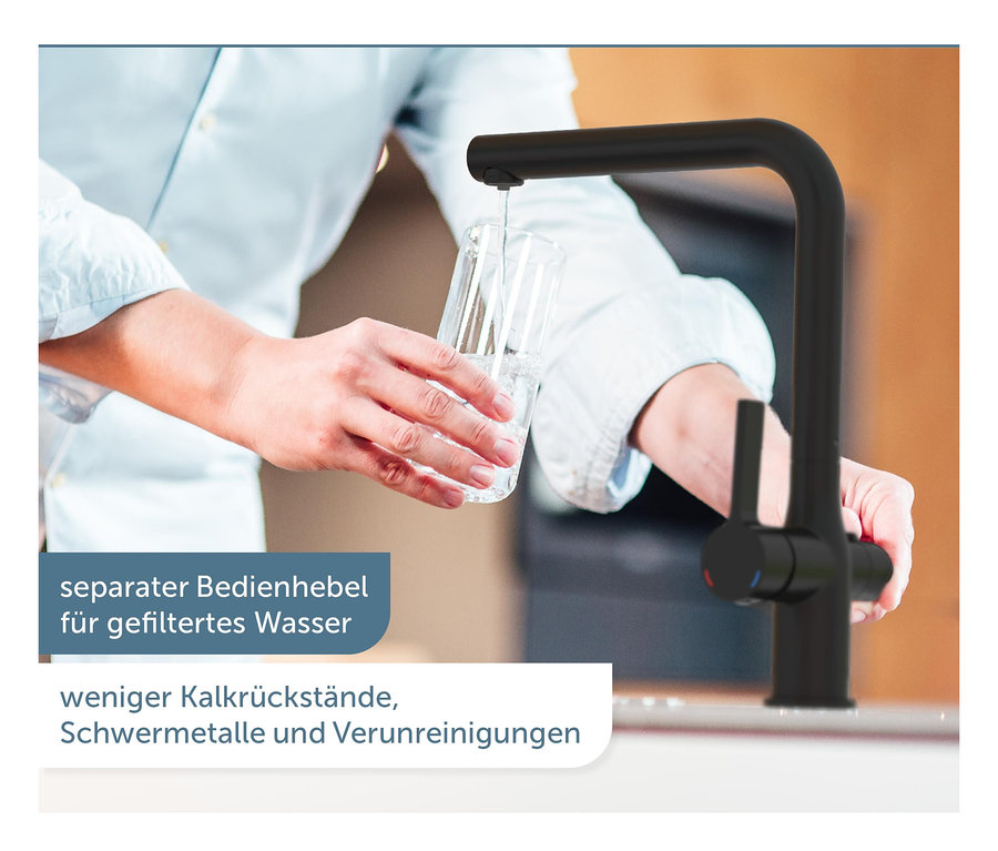 Person füllt Wasser aus einer schwarzen Schütte AQUASTAR PRO Filterarmatur in ein Glas.