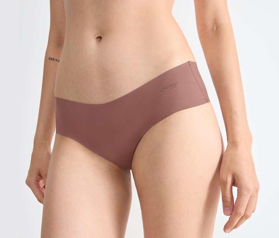 Frau trägt eine sloggi ZERO Microfibre 2.0 Hipster 2P.