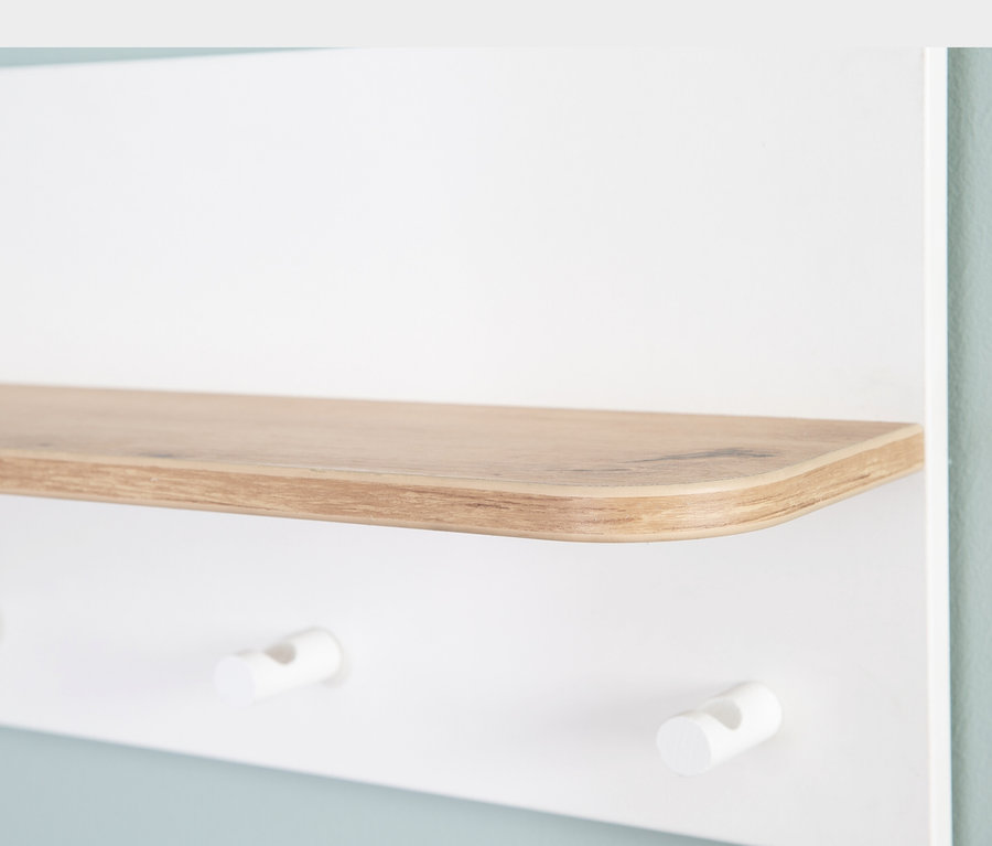 Weiße roba Wandgarderobe »Ava« mit Holzablage und drei Haken.