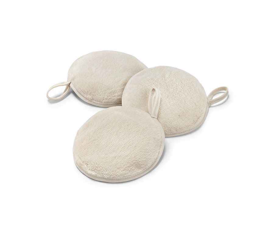 Drei extragroße Abschminkpads liegen übereinander.
