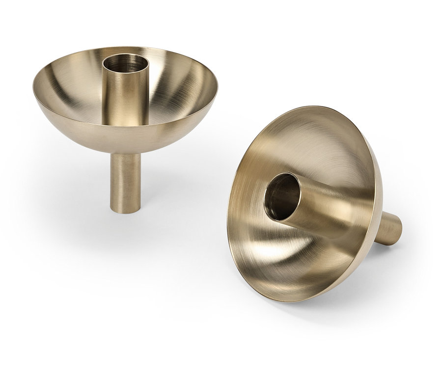 Zwei goldene Kerzenständer auf einem weißen Hintergrund.