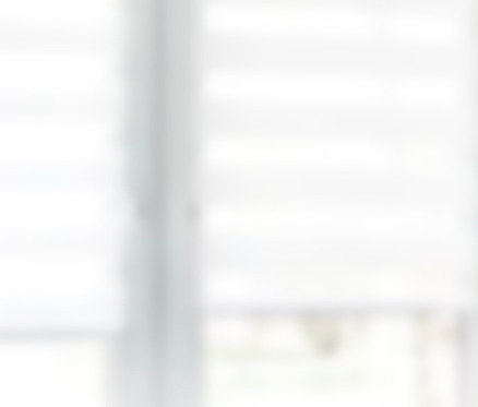 Ein rechteckiger Spiegel »Hub« mit schwarzem Rahmen.