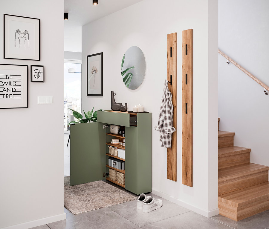 Eingangsbereich mit Schuhschrank, Spiegel und Garderobe.