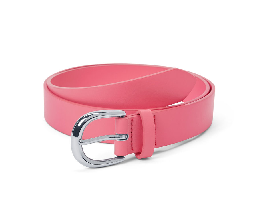 Ein pinkfarbener Gürtel mit silberner Schnalle liegt auf einem weißen Hintergrund.