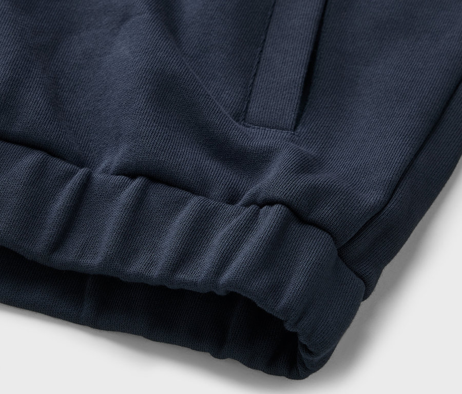 Detailansicht einer dunkelblauen Sweatjacke.