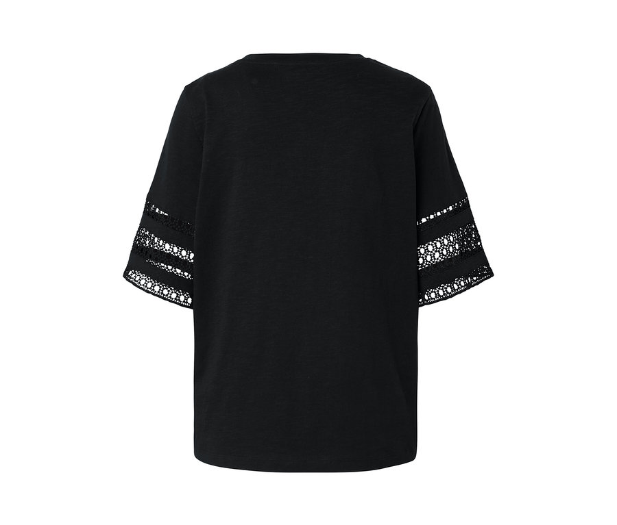 Schwarzes Shirt mit Stickerei an den Ärmeln.