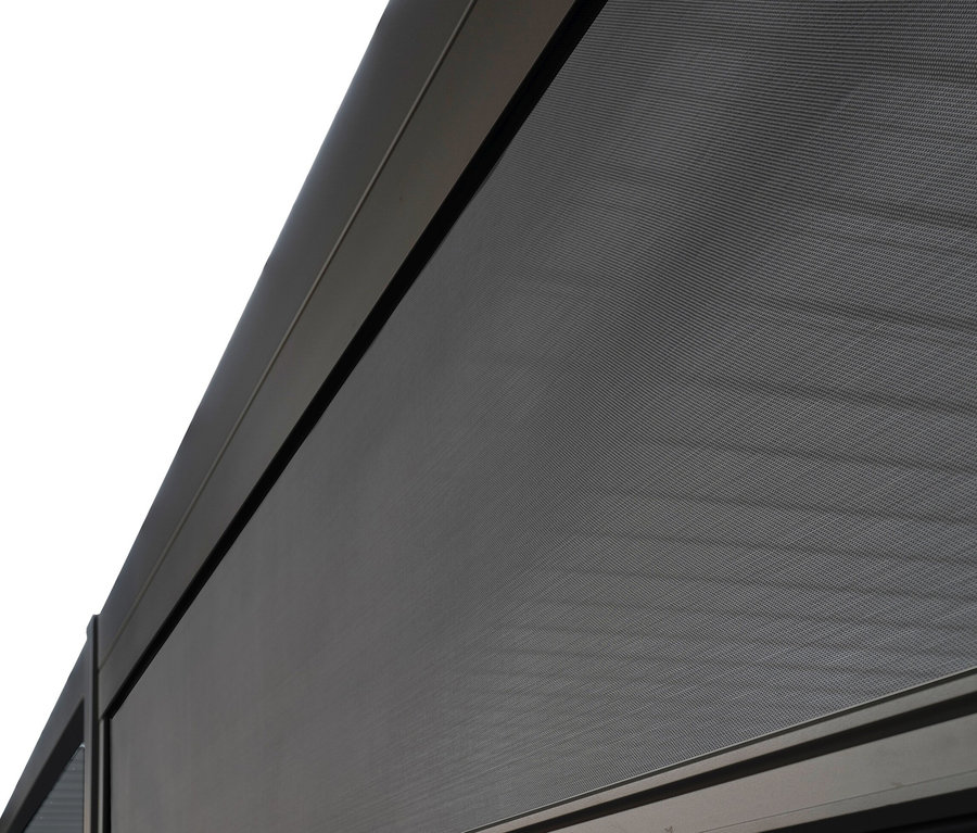 Detail einer Seitenwand der Leco Premium Pergola mit Holzdekor.