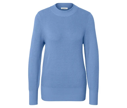 Hellblauer Feinstrickpullover.