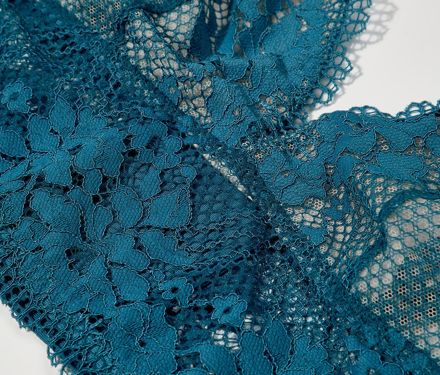 Detailansicht von Passionata bügellosem Triangel-BH »Nina« in Petrol mit Blumenspitze.