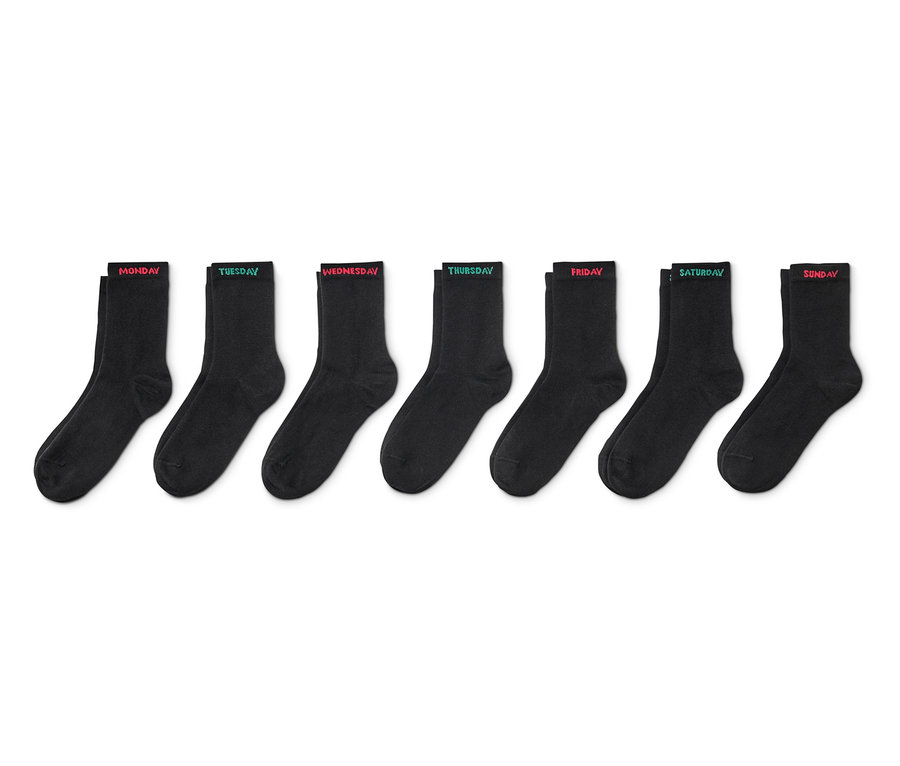 Sieben Paar schwarze Socken aus Bio-Baumwolle mit Wochentagsnamen.