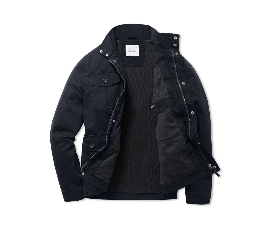 Eine offene, schwarze Jacke mit sichtbaren Innendetails.