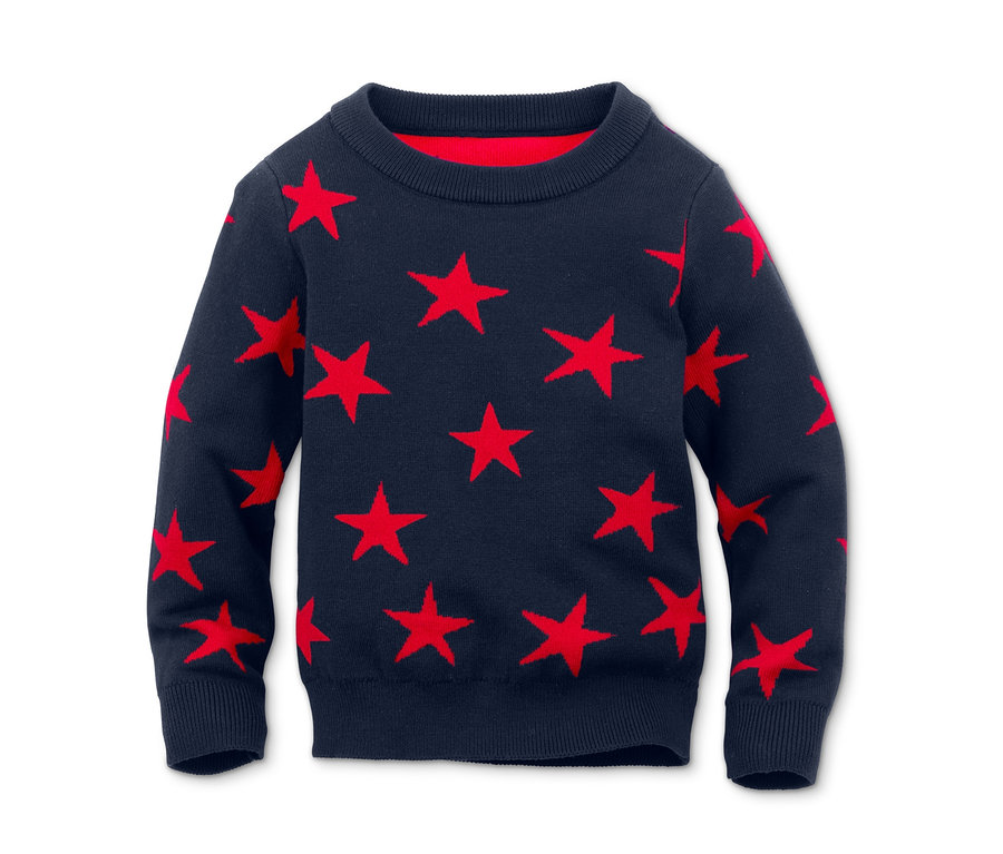Blauer Feinstrickpullover mit roten Sternen.