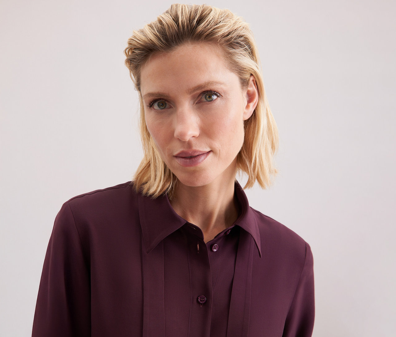 Frau trägt eine Seidensticker Schluppenbluse aus Viskose.