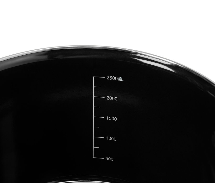 Detailaufnahme eines schwarzen Behälters mit einer Messskala von 500 bis 2500 ml.