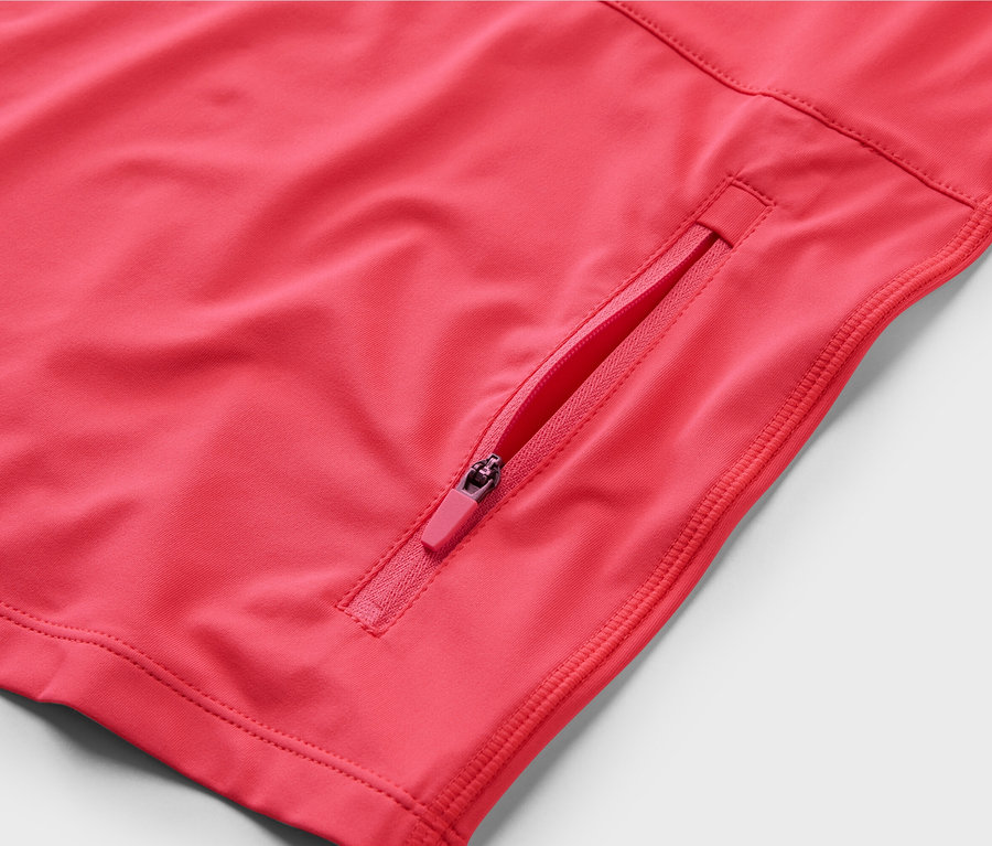 Detailansicht eines pinken Kurzarm-Rad-Shirts mit Reißverschlusstasche.