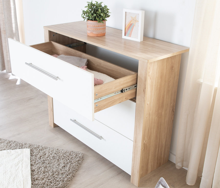 Geöffneter roba Wickelkommode »Malo« mit Pflanze und Rahmen oben drauf.