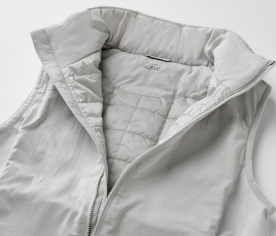 Helle Hybrid-Weste »pack light« mit geöffnetem Reißverschluss.