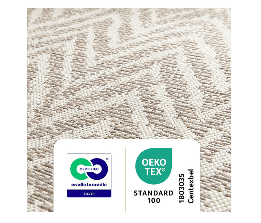 Nahaufnahme eines beigen Outdoor-Teppichs »Ecru Flow« mit Cradle to Cradle- und OEKO-TEX-Zertifizierung.