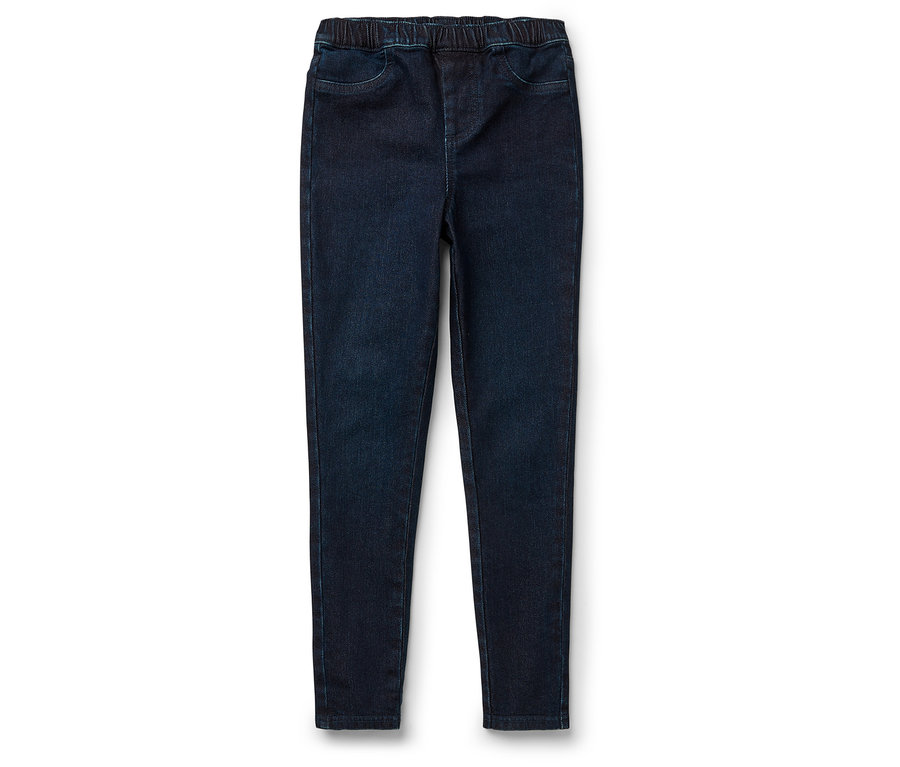 Dunkelblaue Jeans mit Gummizug liegen auf einem weißen Hintergrund.