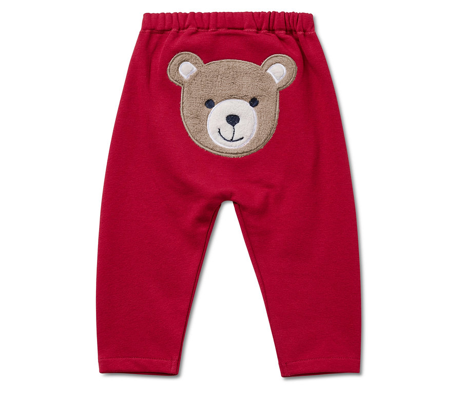 Rote Babyhose mit Bärenapplikation in der Mitte.
