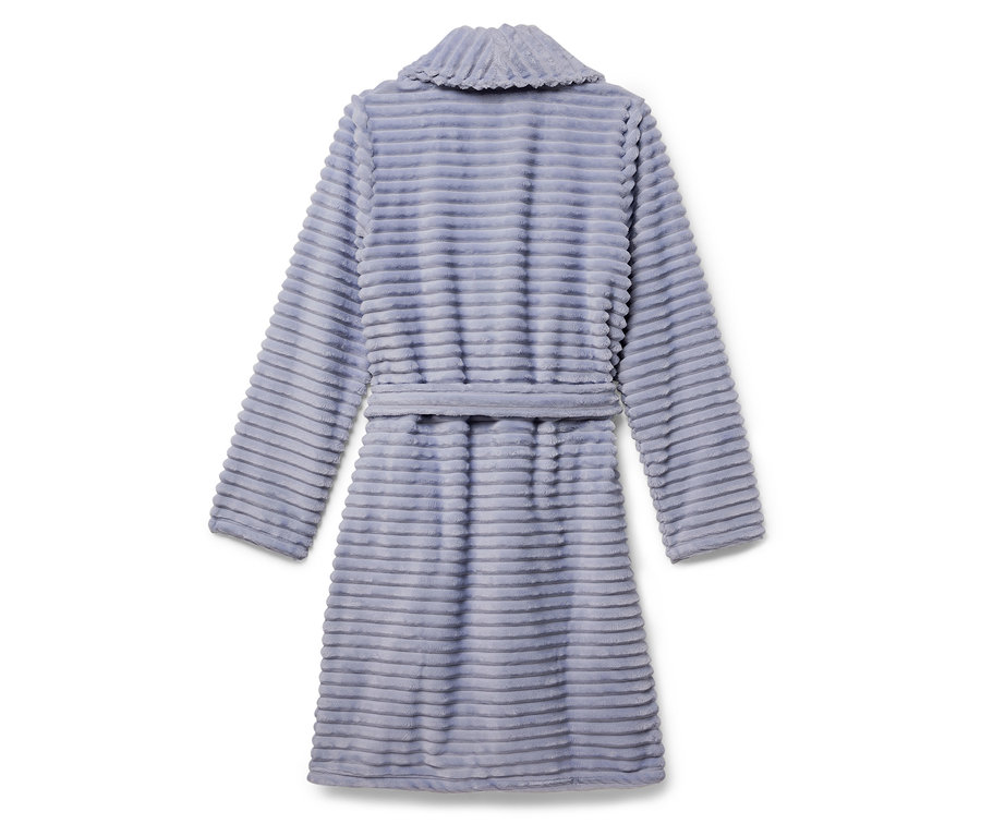Blauer Bademantel mit horizontalen Streifen und Gürtel.