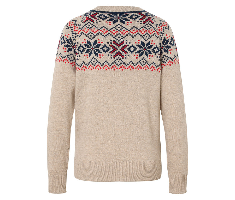 Detail der Rückseite eines beigen Pullovers mit einem Muster aus roten und dunkelblauen Schneeflocken.