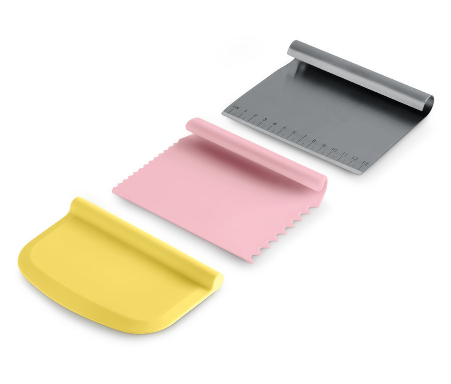 Drei Teigschaber: Gelb, Rosa und Grau.