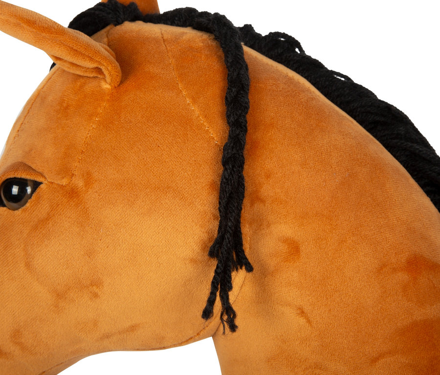 Nahaufnahme eines braunen Plüschpferdes mit schwarzer Mähne.