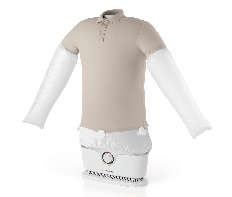 Ein beiges Poloshirt wird auf einem Hemden-und-Blusenbügler aufgeblasen.
