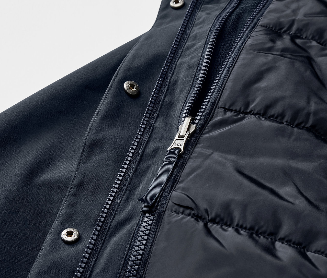 Detailansicht eines marineblauen 3-in-1-Outdoormantels.