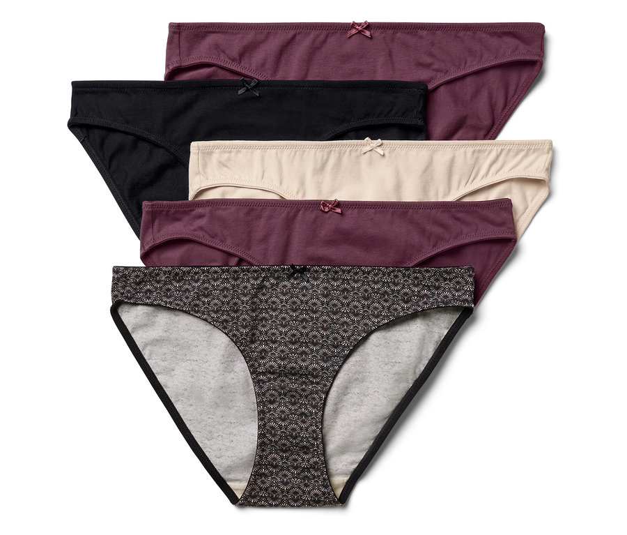 Fünf Damen Slips in verschiedenen Farben und Mustern liegen übereinander.