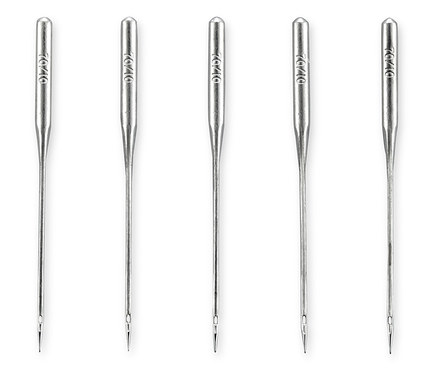 Fünf Nähmaschinennadeln in einer Reihe angeordnet.