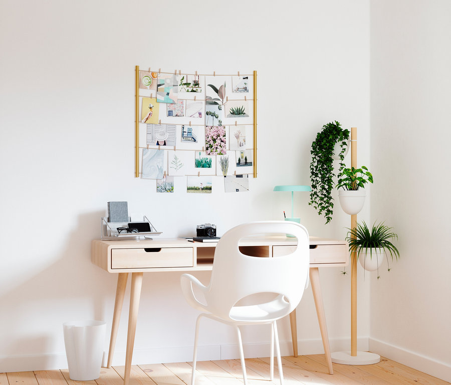Schreibtisch mit Pflanzen, Lampe und Fotorahmen. Umbra-Blumenständer »Floristand« ist auch sichtbar.