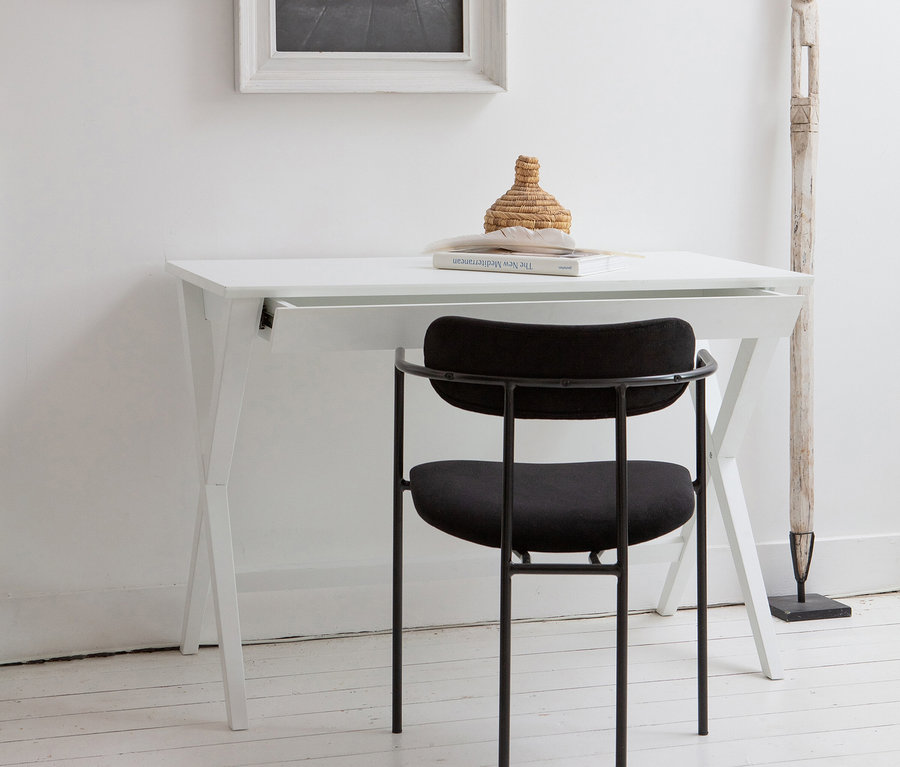 Weißer Tisch mit geöffneter Schublade und schwarzer Woood Esszimmerstuhl »Ivy« Samtstuhl.