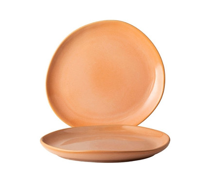 Zwei korallenfarbene Teller, je ca. 20,5 cm, gestapelt.