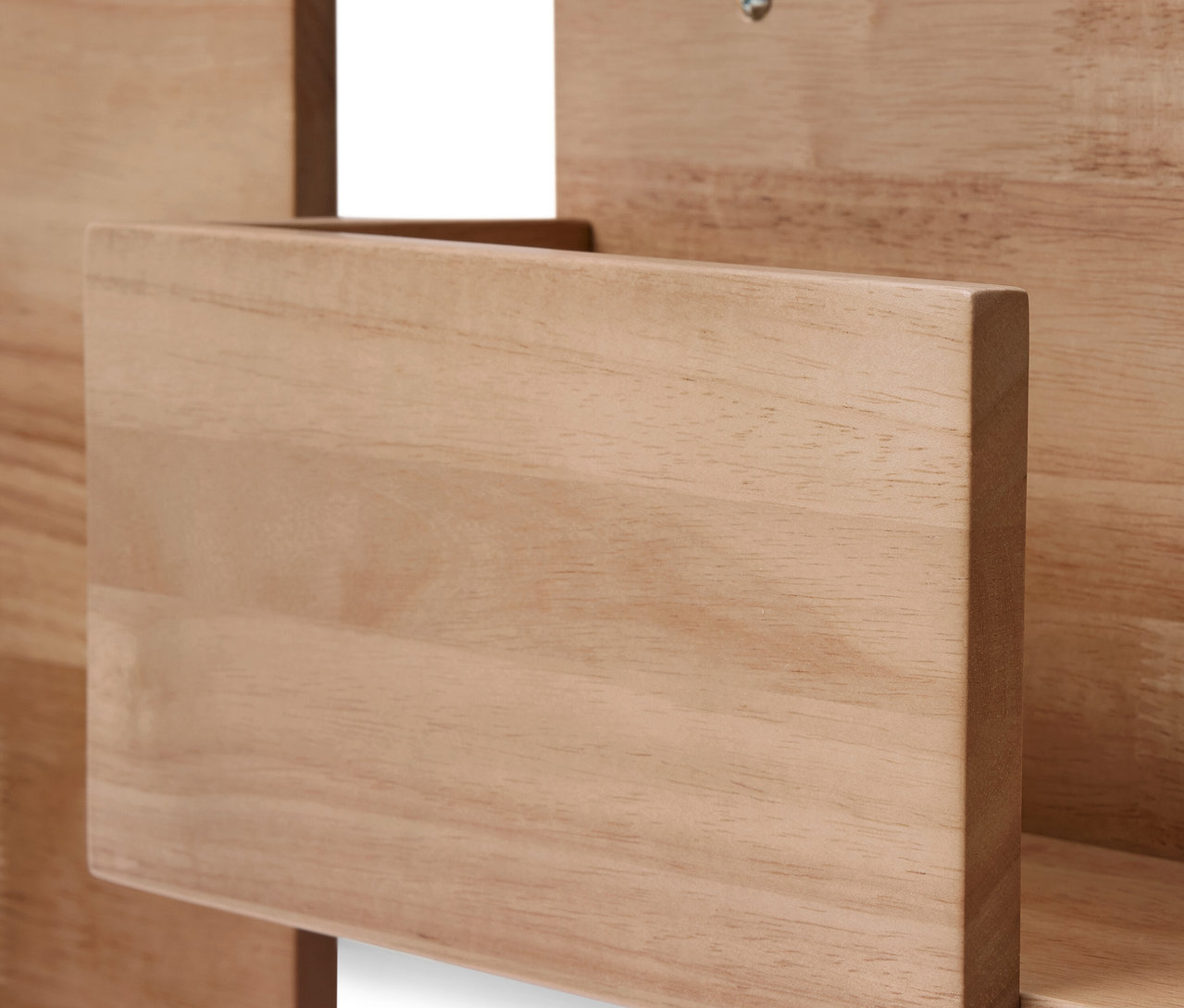 Detailaufnahme eines 3er-Regal-Sets aus Massivholz.