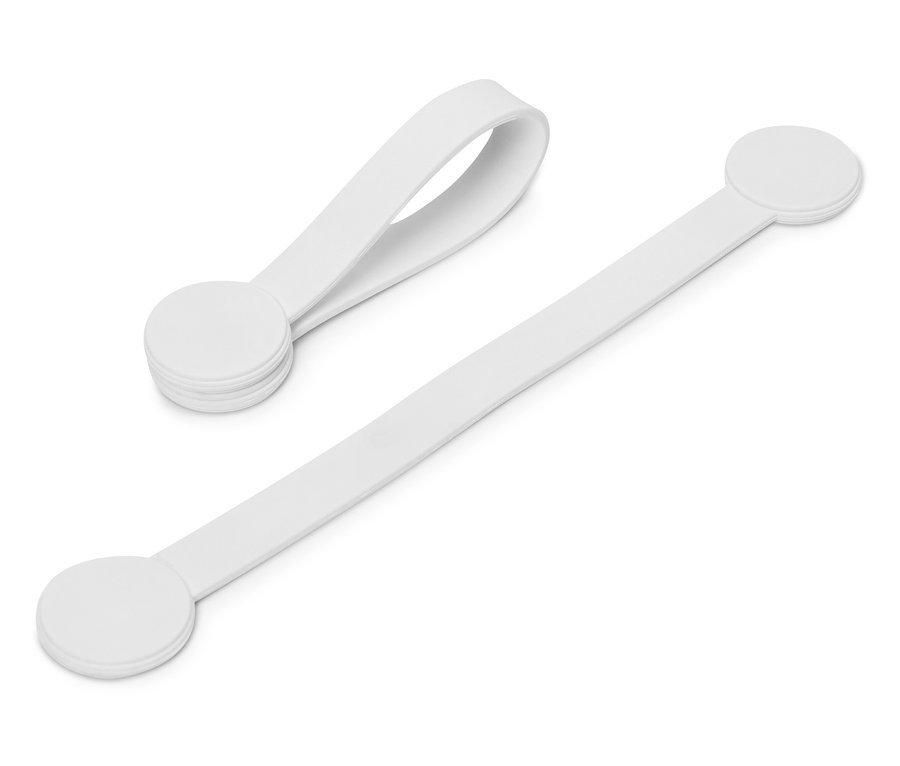 Zwei weiße Gummibänder mit runden Enden auf weißem Hintergrund.