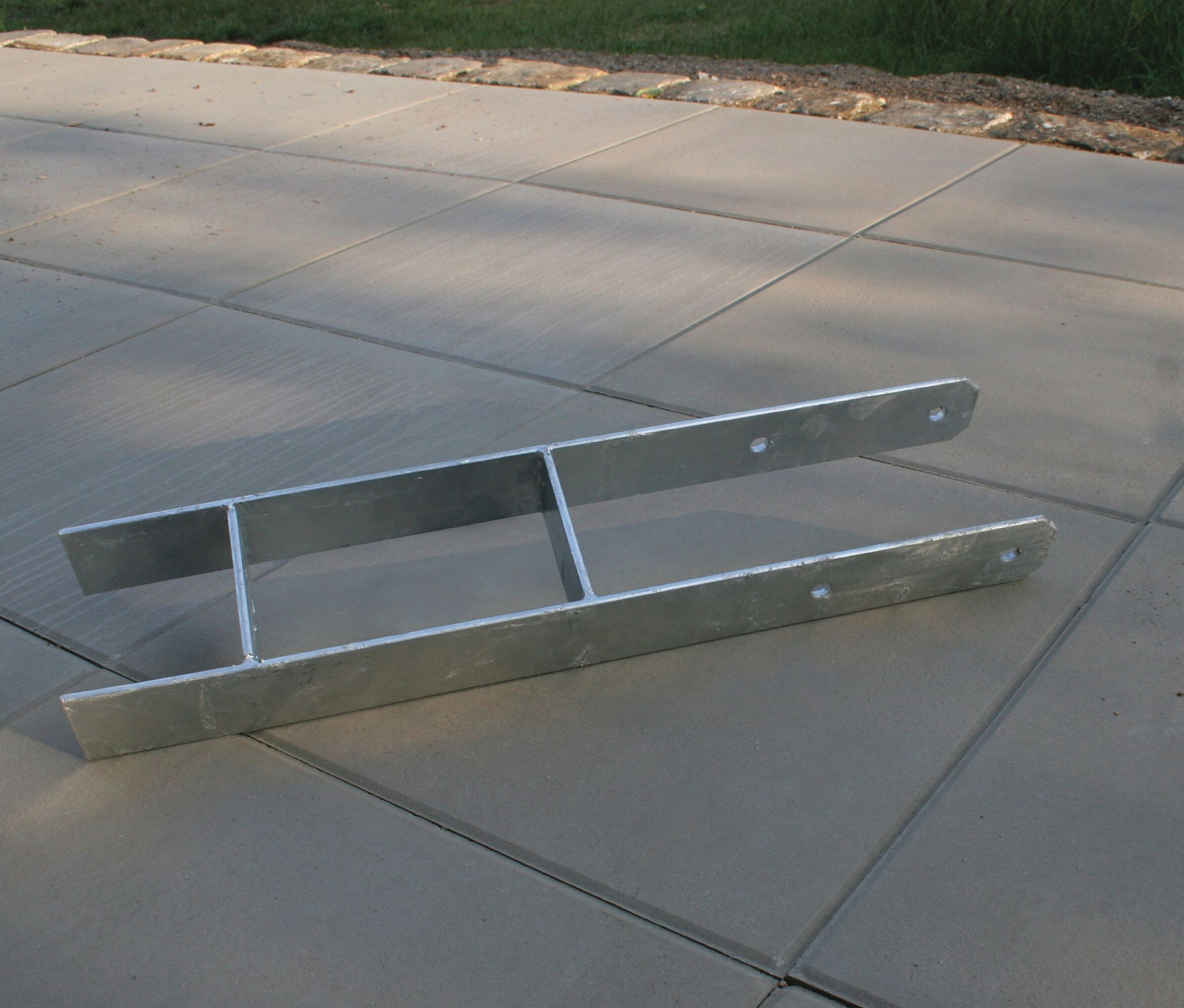 Metallrahmen liegt auf Betonplatten.